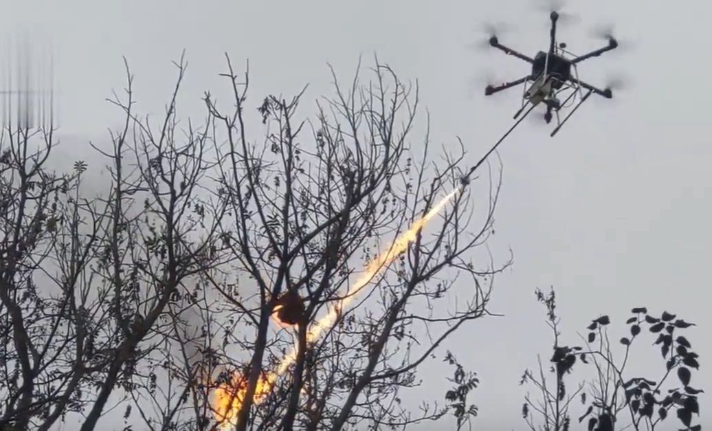 Dron-zabójca z miotaczem ognia. Sceny jak z Terminatora