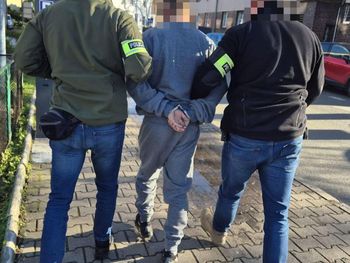 Dolnośląskie: 19 i 21-latek zatrzymani na gorącym uczynku. Oszukiwali seniorów w całej Polsce