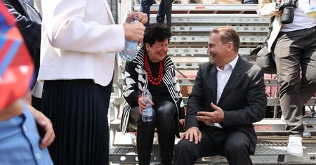 Zdjęcie z marszu podbija sieć. "Ponad podziałami"