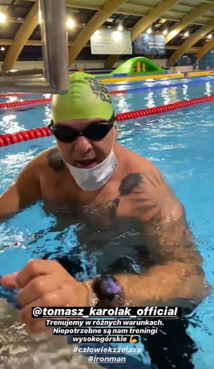 Tomasz Karolak pływa w basenie z maseczką na twarzy