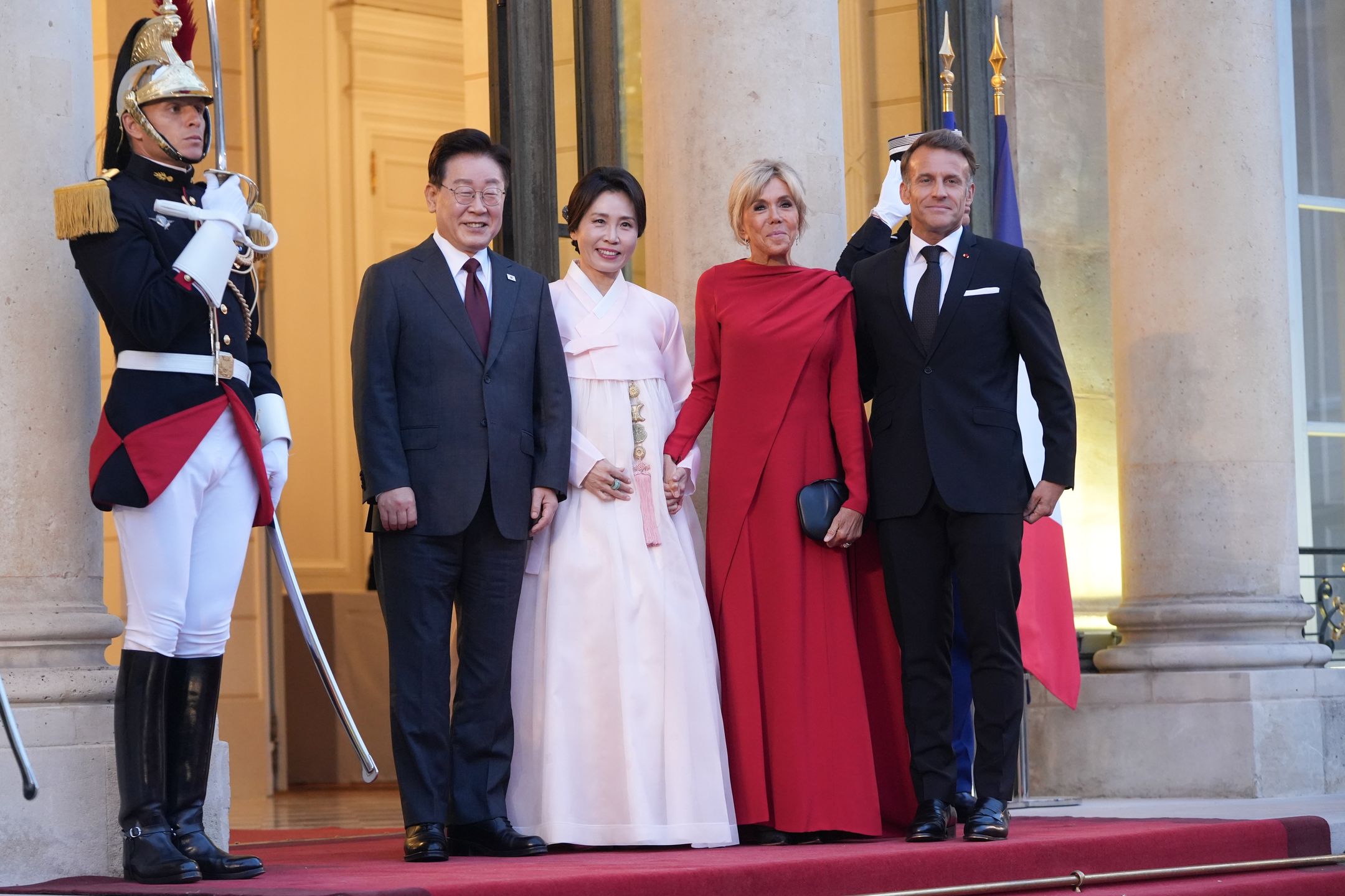 Lee Jae Myung i Kim Hea Kyung, Emmanuel i Brigitte Macronowie