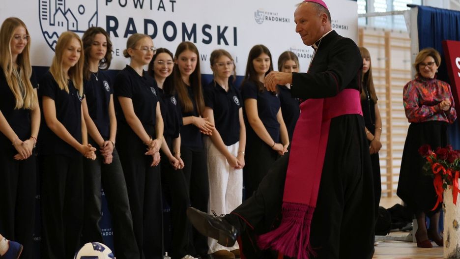 Nową halę w Iłży sprawdził między innymi ksiądz biskup Marek Solarczyk