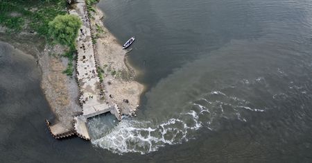 Warszawa. Awaria "Czajki". Ścieki płyną nowym kolektorem pod Wisłą. Most pontonowy zostanie rozebrany