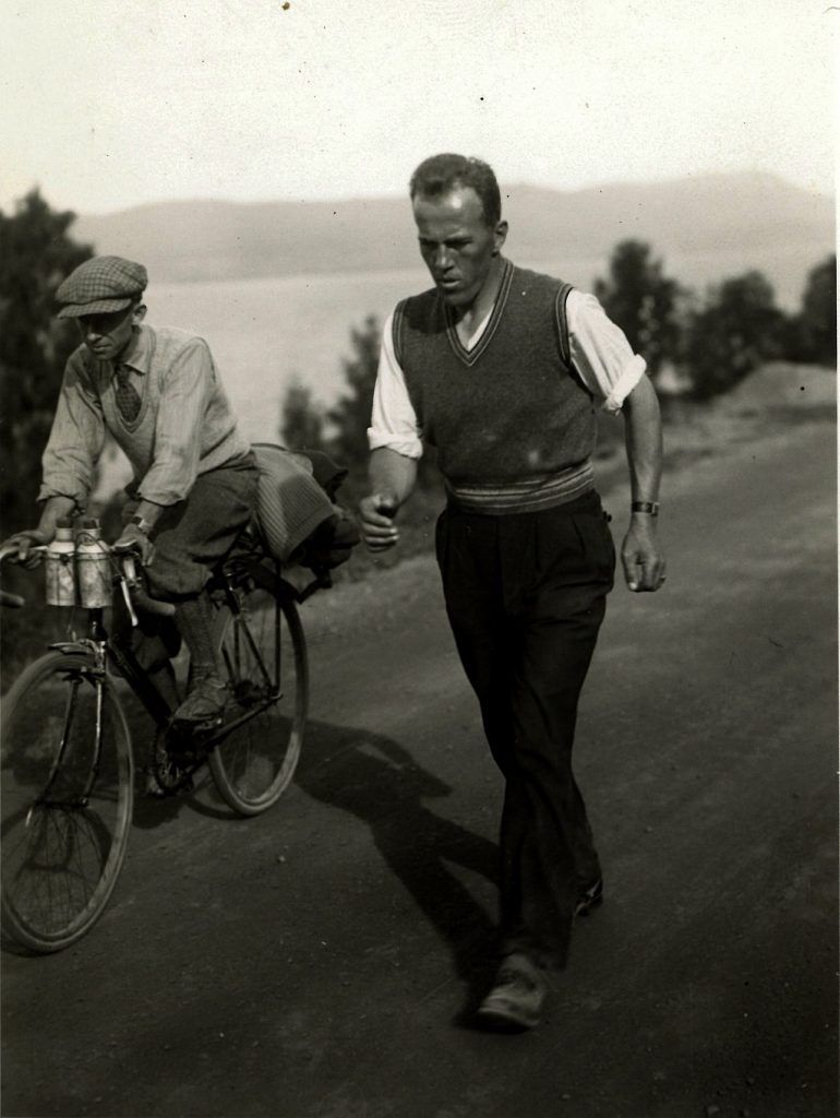 Johan Støa w trakcie zawodów na trasie Trondheim - Oslo w 1933 roku. źródło: Municipal Archives of Trondheim