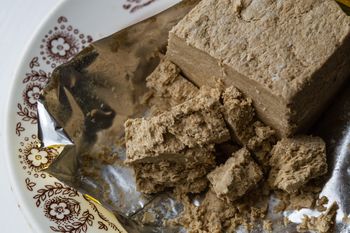 Jak zrobić chałwę? Najprostszy przepis na