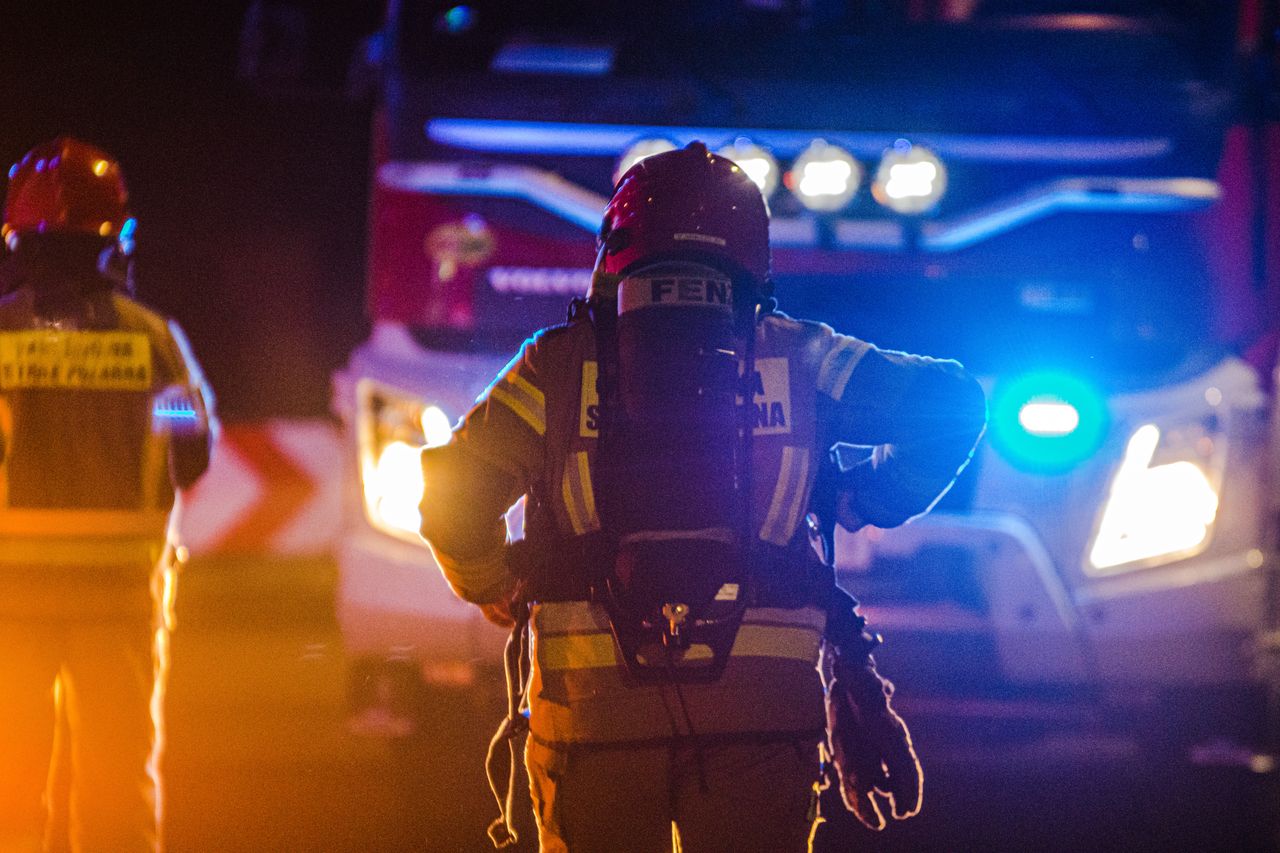 Chwile grozy w Katowicach. Policjant wskoczył w płomienie