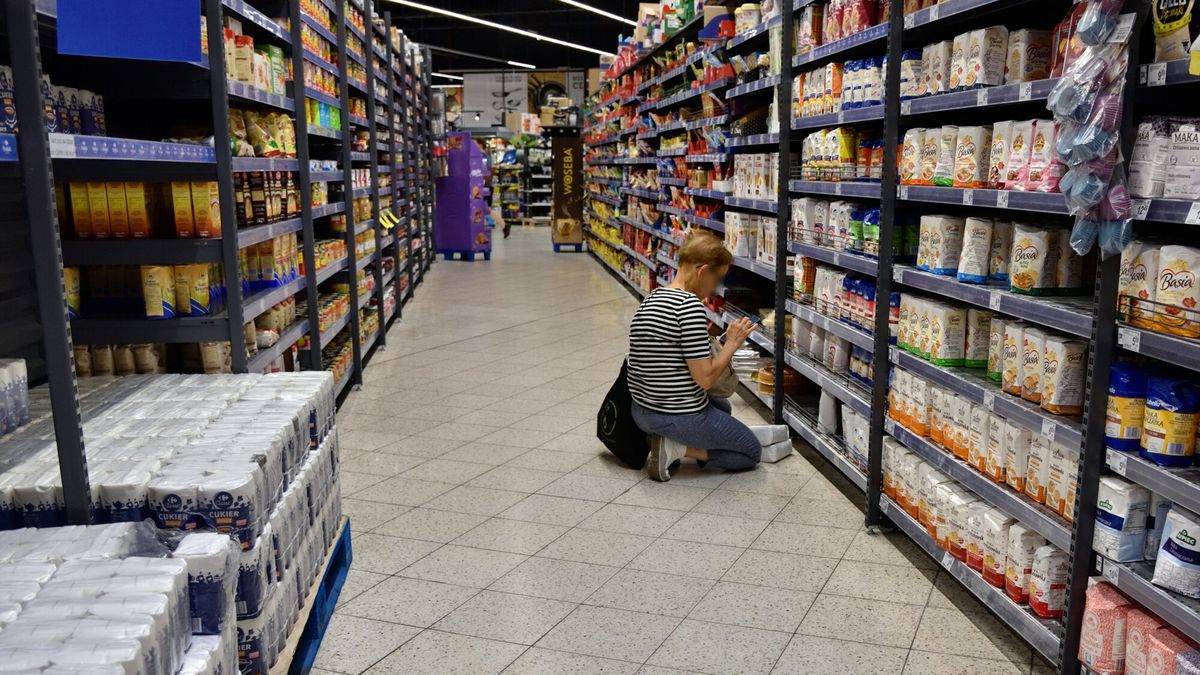 Stock BaMa
Fot. Bartlomiej Magierowski/EastNews. Wroclaw 3.09.2022. Zakupy spozywcze w supermarkecie Carrefour w centrum handlowym Magnolia we Wroclawiu. N/z: osoba sprawdzajaca ceny maki.
Bartlomiej Magierowski