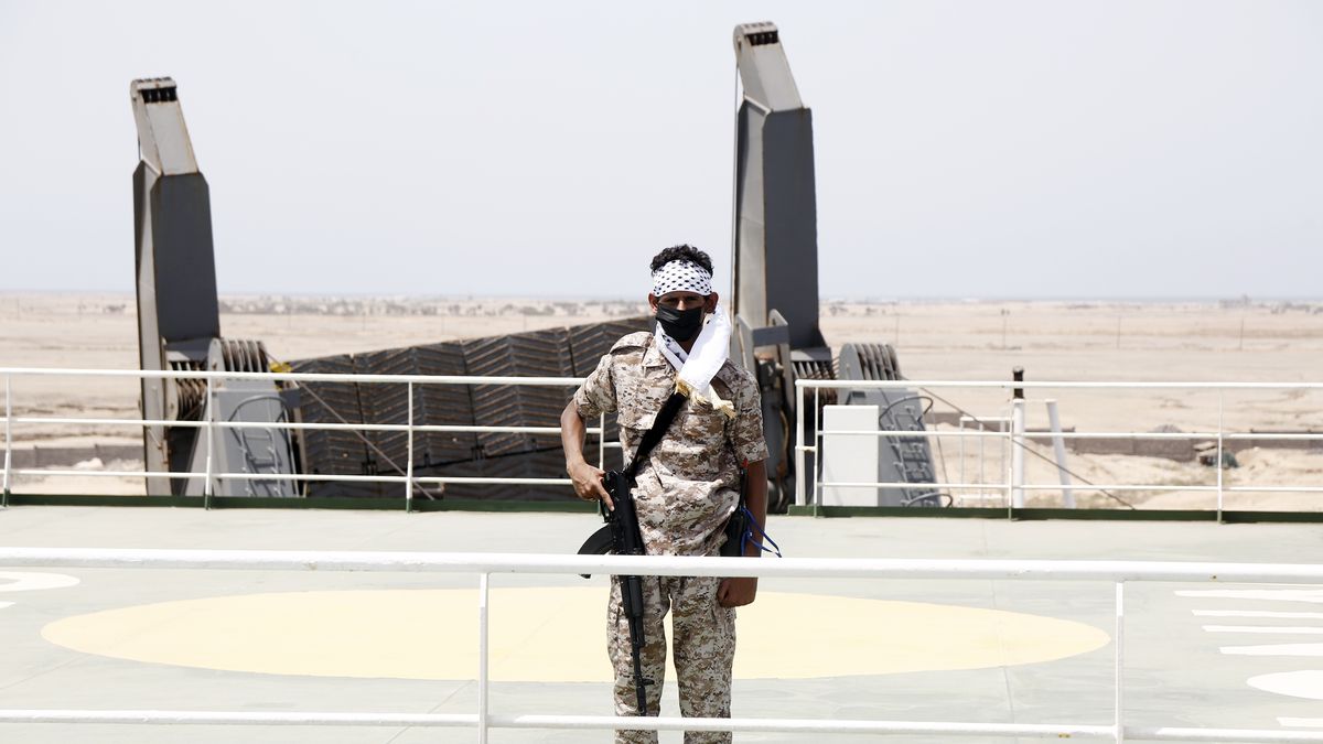 Huti zaatakowali kolejny statek. Na zdjęciu bojownik pilnujący porwanego statku Galaxy Leader Vessel