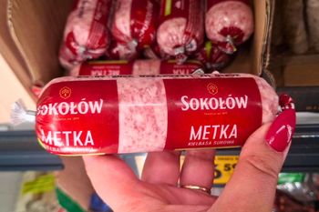 Znalazłam w Biedronce między szynką a pasztetem. Trudno uwierzyć, że ktoś jeszcze to kupuje