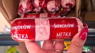 Znalazłam w Biedronce między szynką a pasztetem. Trudno uwierzyć, że ktoś jeszcze to kupuje