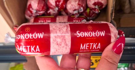Leży w Biedronce między szynką a pasztetem. Trudno uwierzyć, że ktoś jeszcze to kupuje