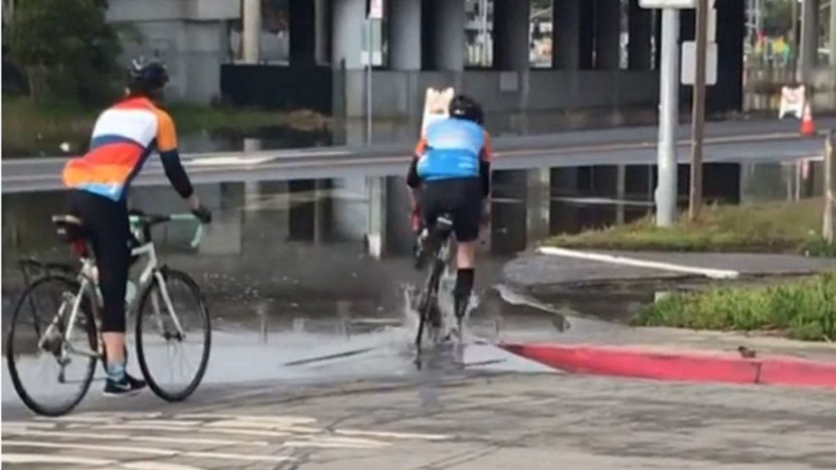 Krawężnik sprawił rowerzystom wiele problemów