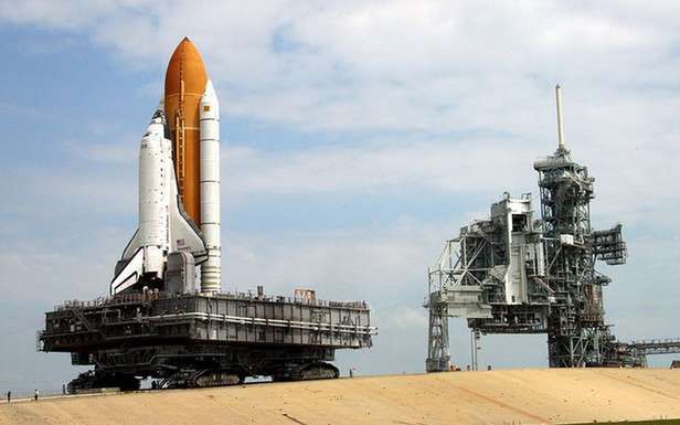 Crawler-transporter z wahadłowcem Discovery (Fot. Wikimedia Commons/NASA)