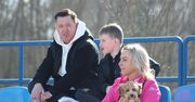 Na trybunach. Kibice na meczu Moravia Kopalnia Morawica - Orlicz Suchedniów w Keeza 4. Lidze świętokrzyskiej. Prezes rozdawał paniom kwiaty