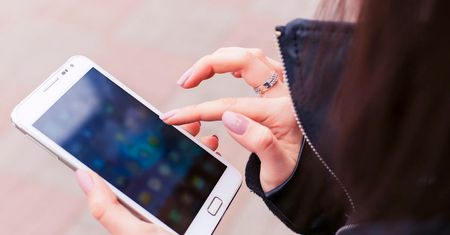 Coraz więcej nieszczęśliwych wypadków przez... smartfony