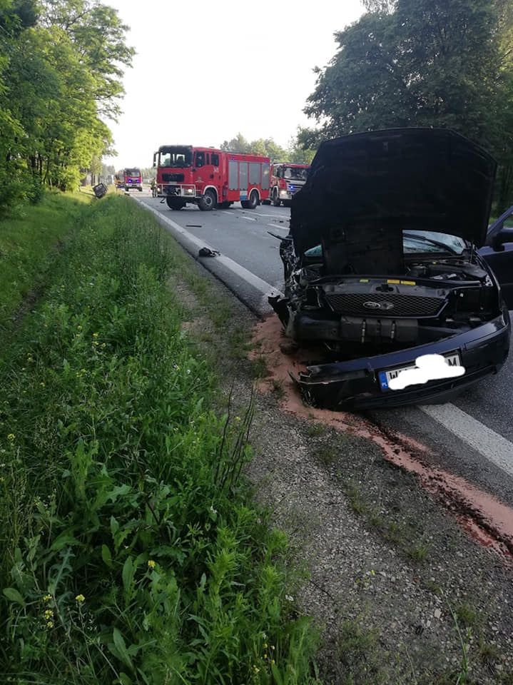 Zamienie. Wypadek na DK50. Bus czołowo zderzył się z osobówką