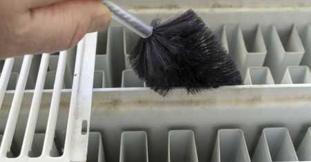 Kaloryfery przed sezonem grzewczym. Jak wyczyścić je w środku?