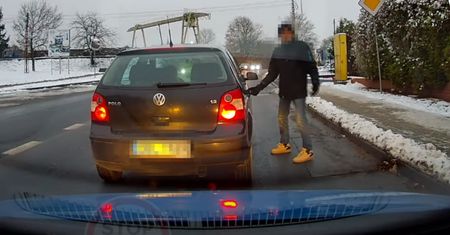 Zablokowała drogę i odebrała pasażera. Internauci w szoku