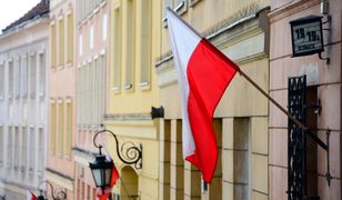 Jak prawidłowo wywiesić flagę? Szczegółowe wskazówki dotyczące postępowania z flagą państwową