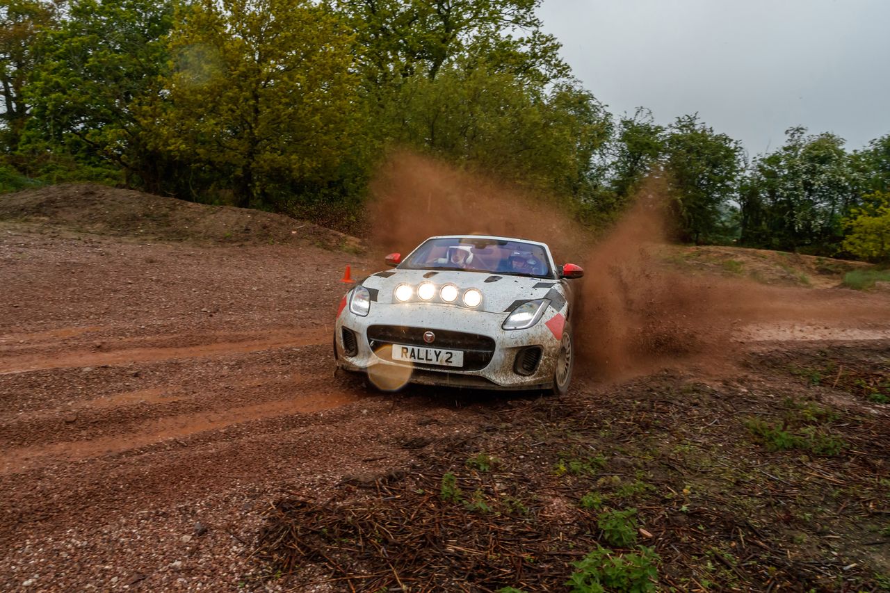 Rajdowy Jaguar F-Type, czyli sztuka taplania się w błocie