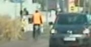 Rowerzysta poczuł się bezkarny. Nie wiedział, kto jechał za nim