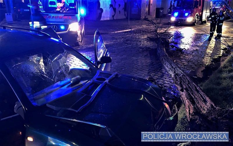 Wrocław. Pościg za pijanym 19-latkiem. Urodziny zakończył uderzeniem w drzewo