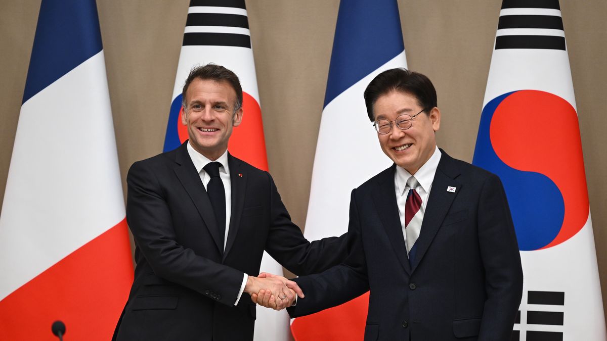 French President Macron visits South Korea
epa12866763 French President Emmanuel Macron (L) shakes hands with South Korean President Lee Jae Myung (R) during their meeting at the presidential Blue House in Seoul, South Korea, 03 April 2026.  EPA/JUNG YEON-JE / POOL 
Dostawca: PAP/EPA.
JUNG YEON-JE / POOL
diplomacy, Horizontal, France-South Korea, Presidents, Meeting