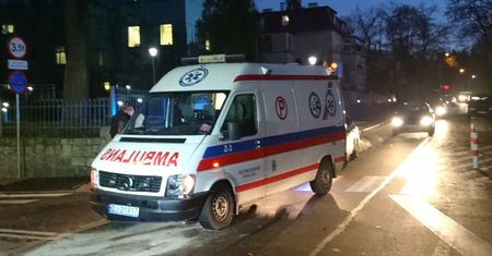Jechał karetką na sygnale. Za swój cel obrał księży
