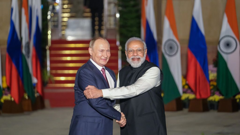 Na zdjęciu prezydent Rosji Władimir Putin oraz premier Indii Narendra Modi ściskający się i podający sobie ręce