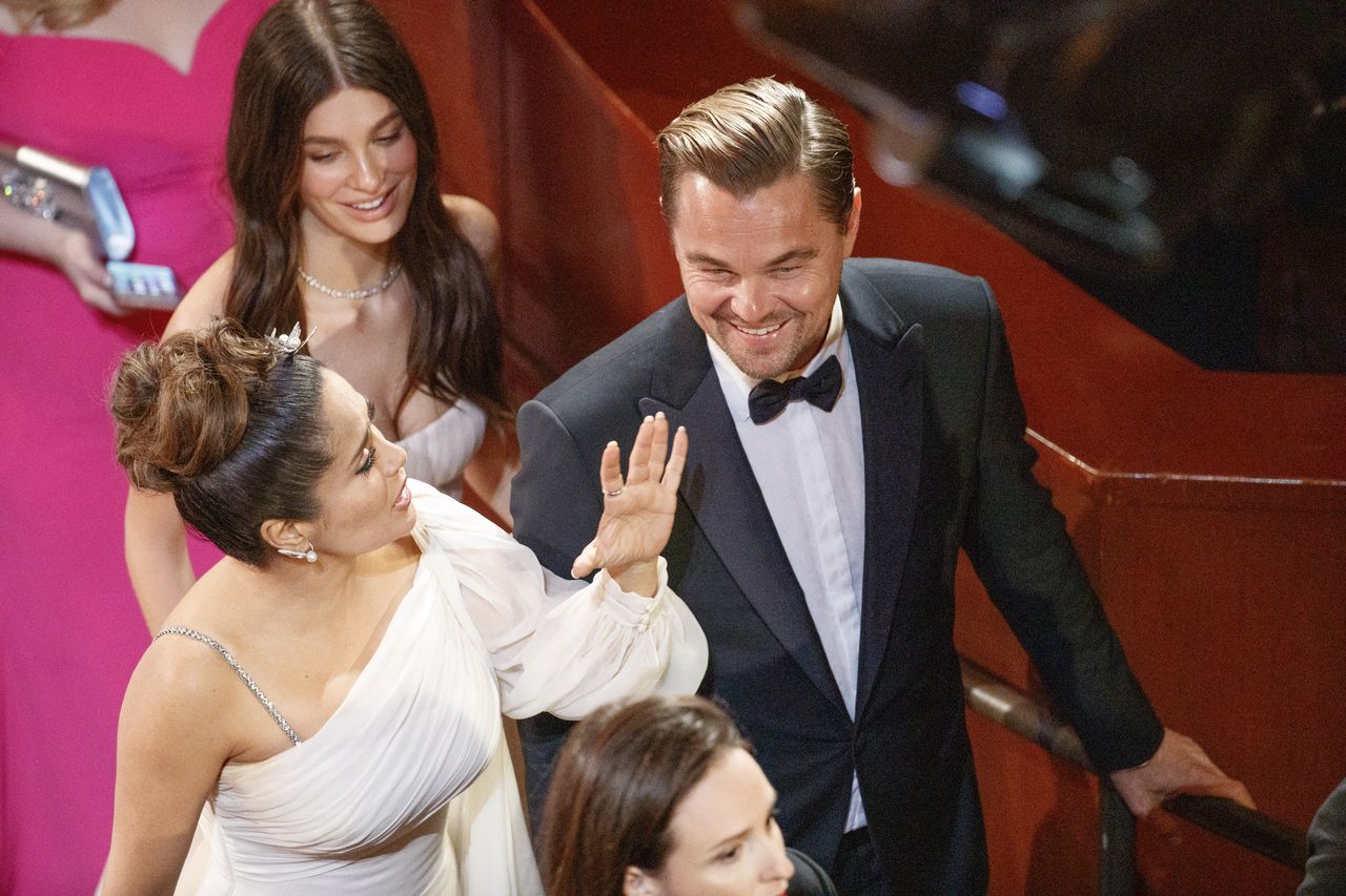 Salma Hayek, Camila Morrone i Leonardo DiCaprio podczas Oscarów 2020
