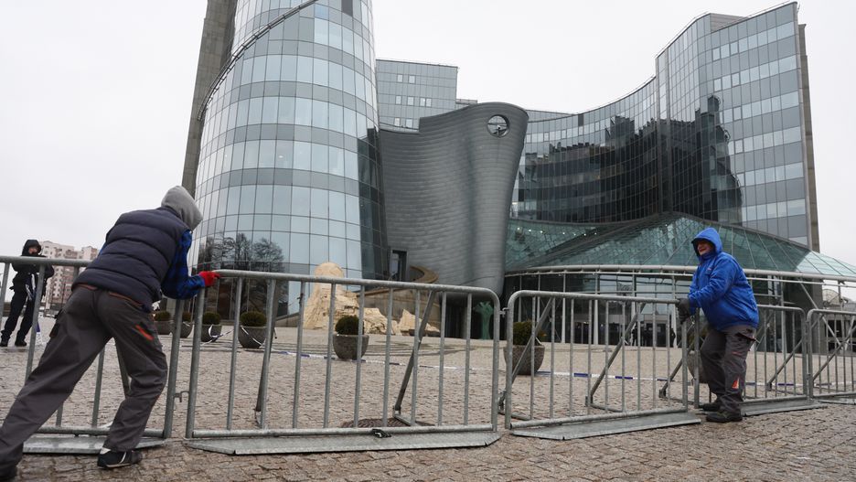 Przed siedzibą TVP przy ul. Woronicza w Warszawie trwa montaż barierek