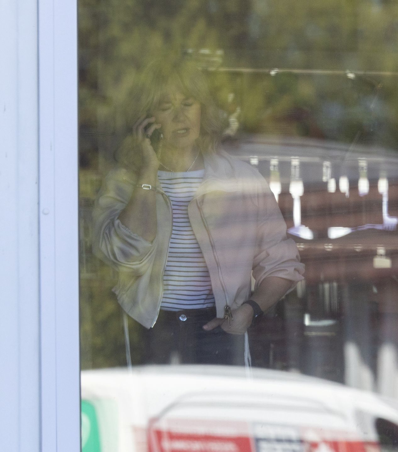 Grażyna Torbicka w sklepie z farbami