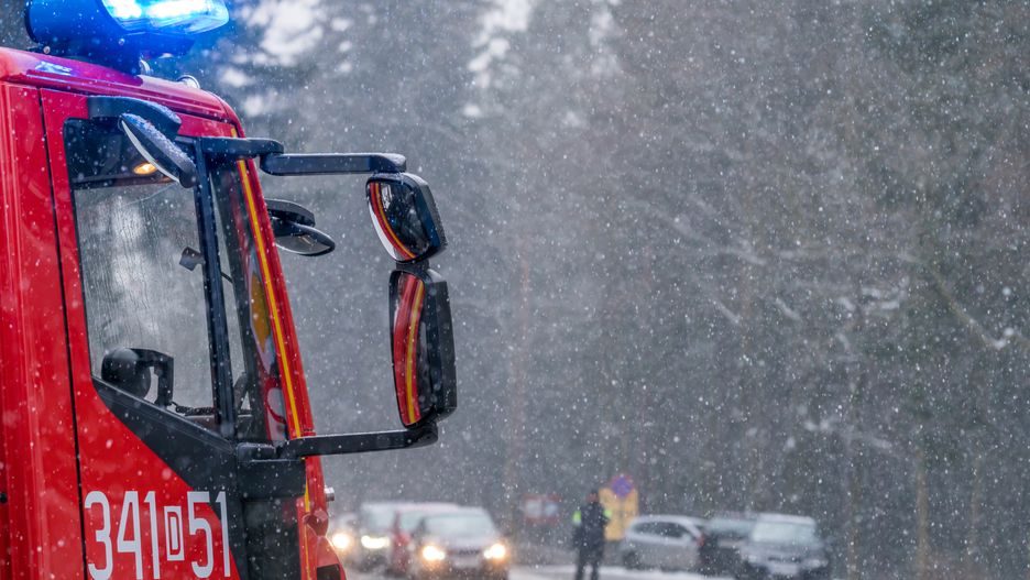 Chwile grozy na S5. Tafla lodu spadła z ciężarówki na osobówkę. Zdjęcie ilustracyjne 