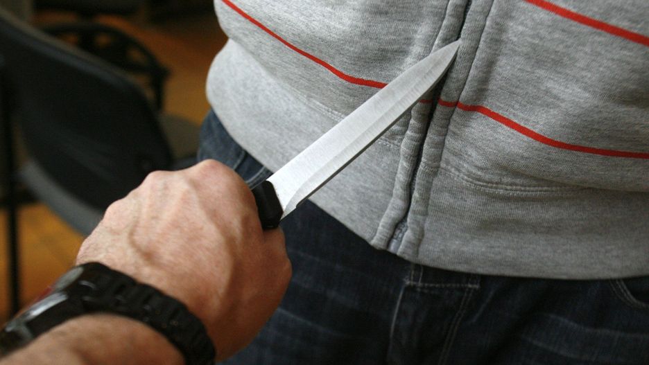 Prokuratura Rejonowa w Lubinie skierowała akt oskarżenia przeciwko 30-letniemu mieszkańcowi Polkowic - Gracjanowi D., który w czasie kłótni ze swoim wieloletnim kolegą nagle wyciągnął z kieszeni nóż i ugodził go nim pomiędzy 8 a 9 żebrem. 