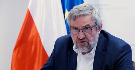 Nauczyciele mają zbierać truskawki? Jan Krzysztof Ardanowski napisał list do ZNP