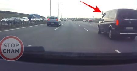 Sceny na S2. Spójrzcie, co wyprawiał kierowca mercedesa