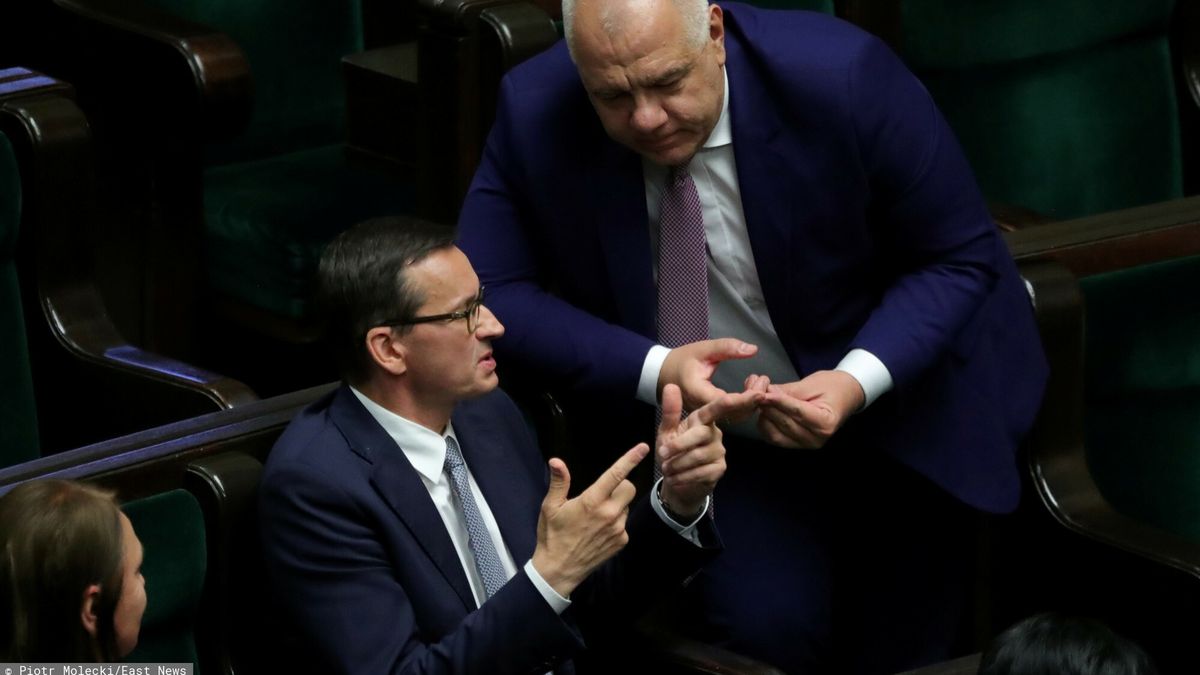 14. posiedzenie Sejmu IX kadencji
Fot. Piotr Molecki/East News, Warszawa, 15.07.2020.  14. posiedzenie Sejmu IX kadencji.
Wniosek o wyrazenie wotum nieufnonci wobec ministra sprawiedliwosci Zbigniewa Ziobro.
N/z: Jacek Sasin, Mateusz Morawiecki
Piotr Molecki