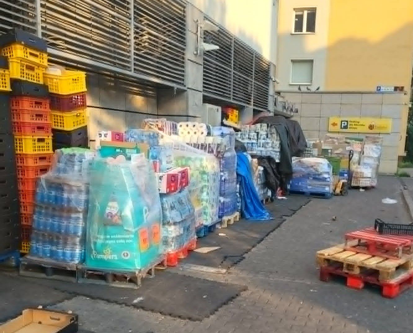 Palety wystawione na zewnątrz.