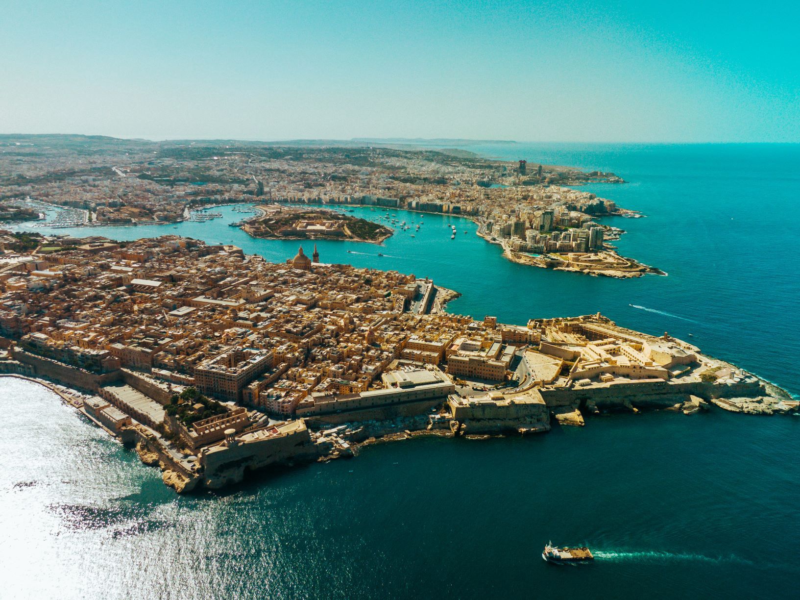 Valletta czaruje magicznymi wąskimi uliczkami pełnymi średniowiecznej architektury.