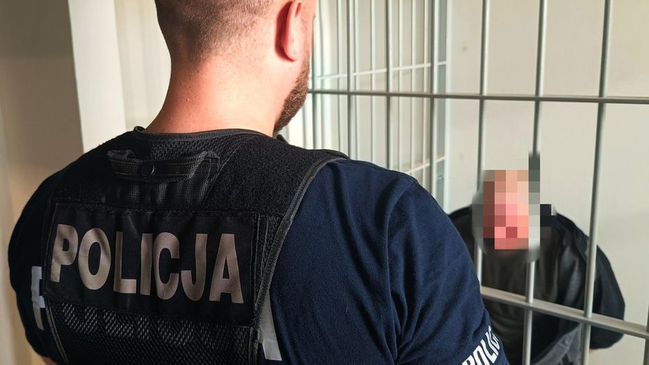 Mężczyzna rzucał kamieniami w budynek komendy