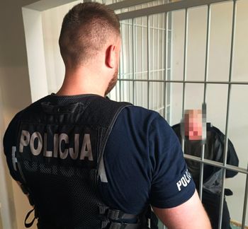 Rzucał kamieniami w budynek komendy policji w Radomsku. Usłyszał zarzuty