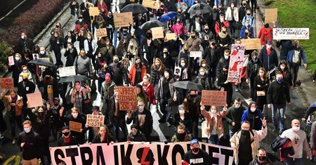 Strajk kobiet. Radni Katowic zajęli się protestami kobiet. Miało być mocne wsparcie, wyszedł łagodny apel o łączenie, a nie dzielenie