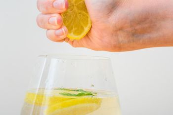 Woda z cytryną. Dlaczego warto pić?