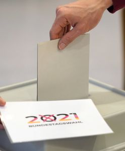 Wybory w Niemczech. Rozbrojono bombę i otwarto lokale wyborcze