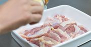 Polacy nie wiedzą, kiedy solić mięso. Przez to za każdym razem wychodzi twarde i wysuszone na wiór
