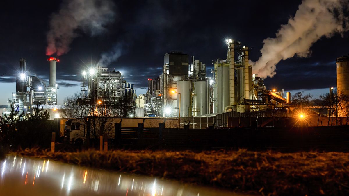 Night view of the smoke coming out of the Krosnospan factory
MIELEC, PODKARPACKIE, POLAND - 2022/02/22: Night view of the smoke coming out of the Krosnospan factory in central Poland. (Photo by Dominika Zarzycka/SOPA Images/LightRocket via Getty Images)
SOPA Images
central poland, krosnospan, smoke, view, industrial