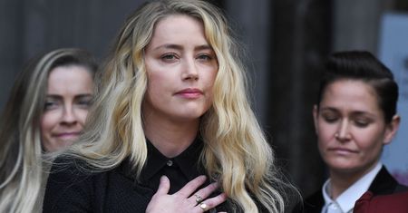 Amber Heard w emocjonalnym oświadczeniu. Odgrodzona od tłumu i wybuczana przez fanów Deppa