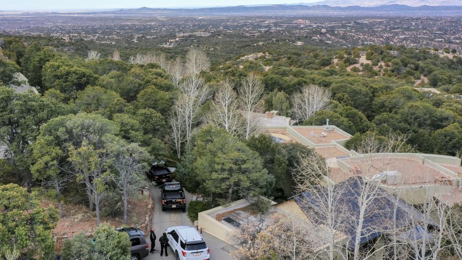 Policja bada spraw? ?mierci Gene?a Hackmana
Santa Fe County deputies remain outside the house belonging to actor Gene Hackman and his wife Betsy Arakawa were earlier found dead, Thursday, Feb. 27, 2025 in Santa Fe, N.M. (AP Photo/Roberto E. Rosales)
Roberto E. Rosales