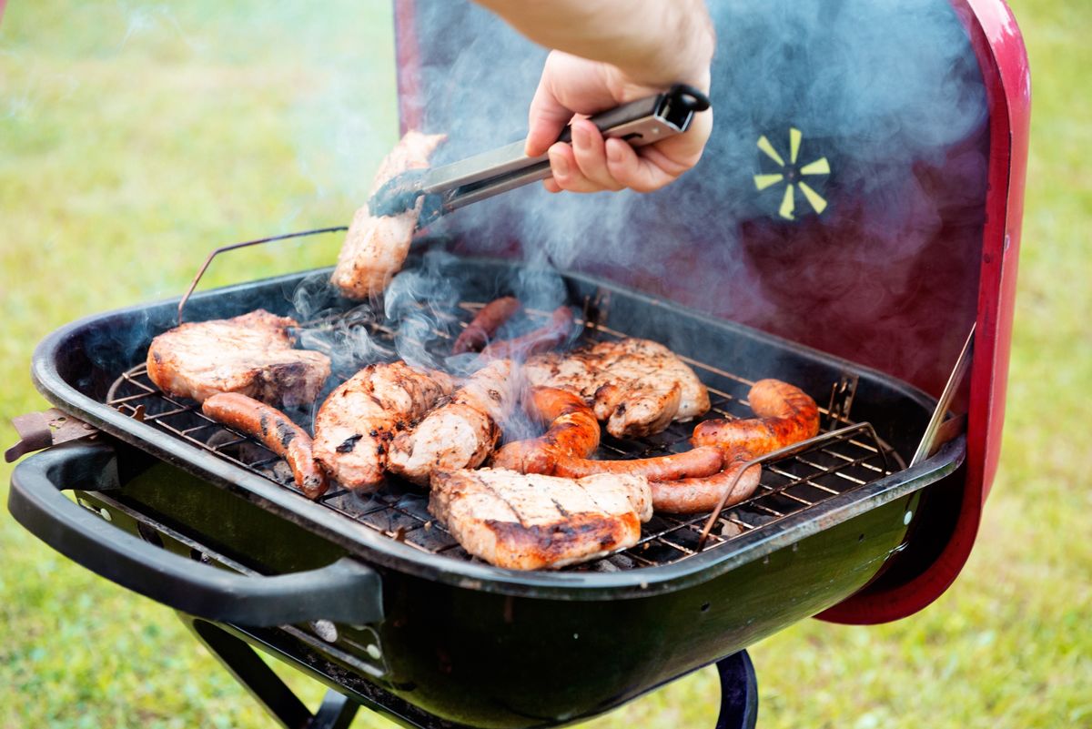 Ile grillować mięso? Zasady zdrowego grillowania