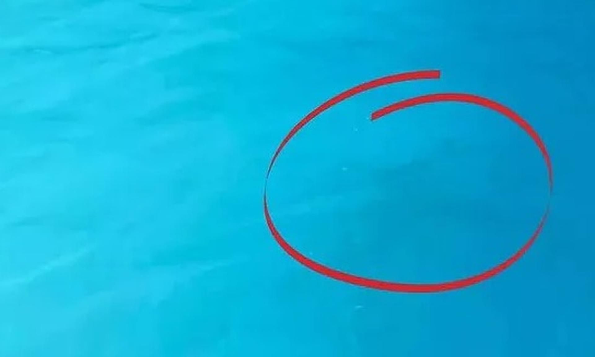 Pod wodą jest dziecko